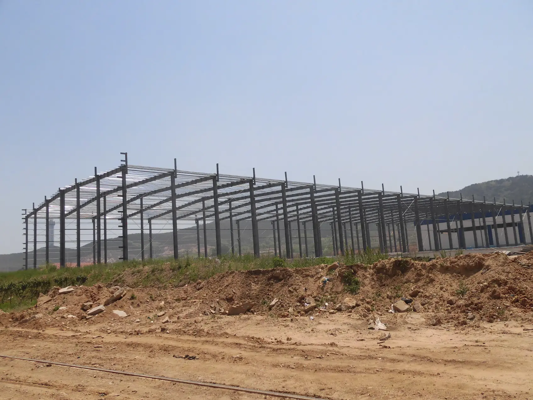 Pembinaan bangunan ternakan rangka keluli pasang siap