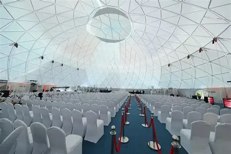 Dewan Pameran Dome yang digantung